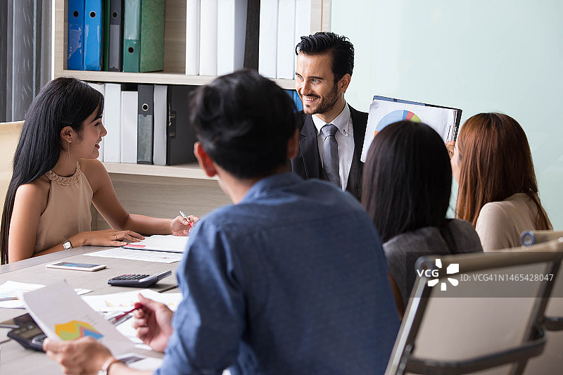 一群不同肤色的商务人士在办公室开会的特写镜头图片素材