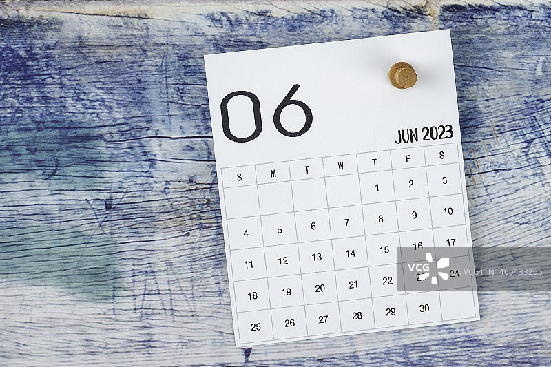 2023年台历：六月，蓝色木质背景上的图钉计划备忘图片素材
