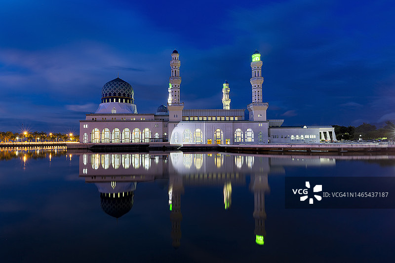 哥打京那巴鲁市立清真寺夜景图片素材