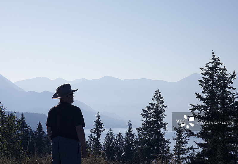 享受大自然的男性游客图片素材