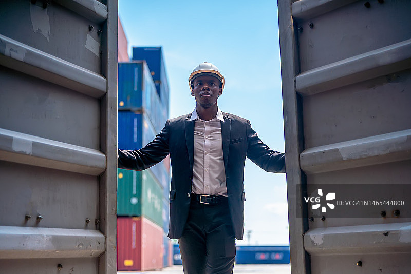 集装箱货运经理控制从货船装载集装箱，用于进出口图片素材