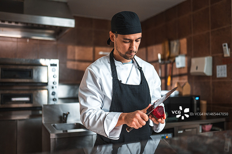 经验丰富的男厨师工作的照片图片素材