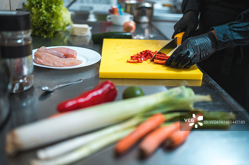 厨师双手切菜准备美味佳肴图片素材