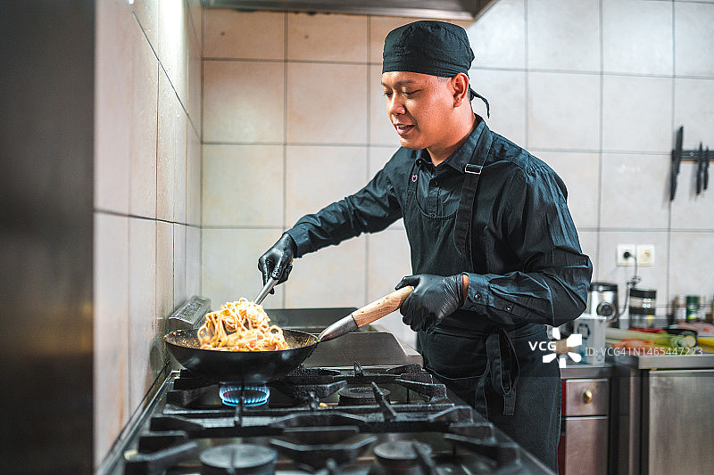 中国厨师烹饪捞面图片素材