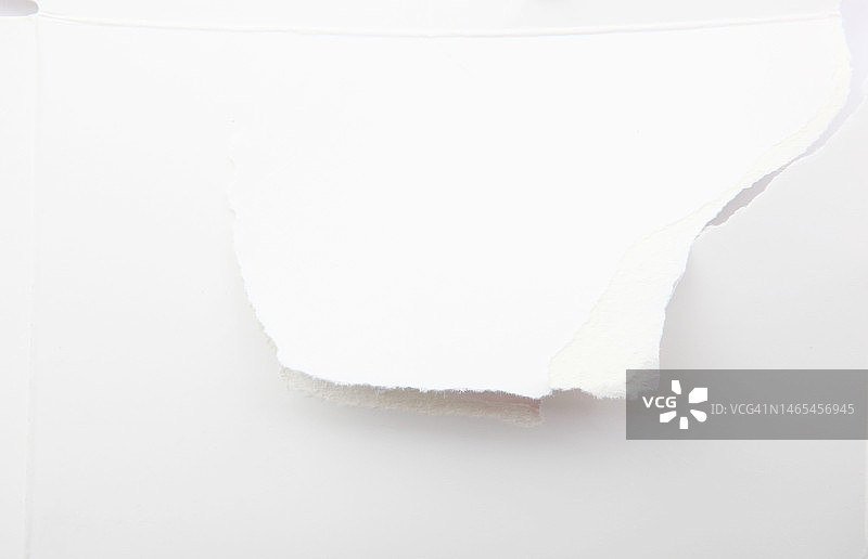 白色撕裂纸板表面纹理图片素材