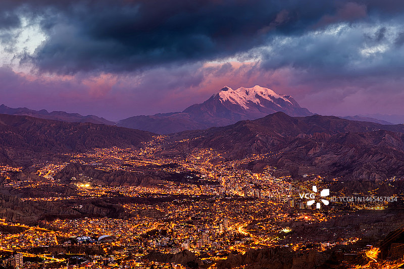 日落时分的拉巴斯城市全景与伊利马尼山，玻利维亚图片素材