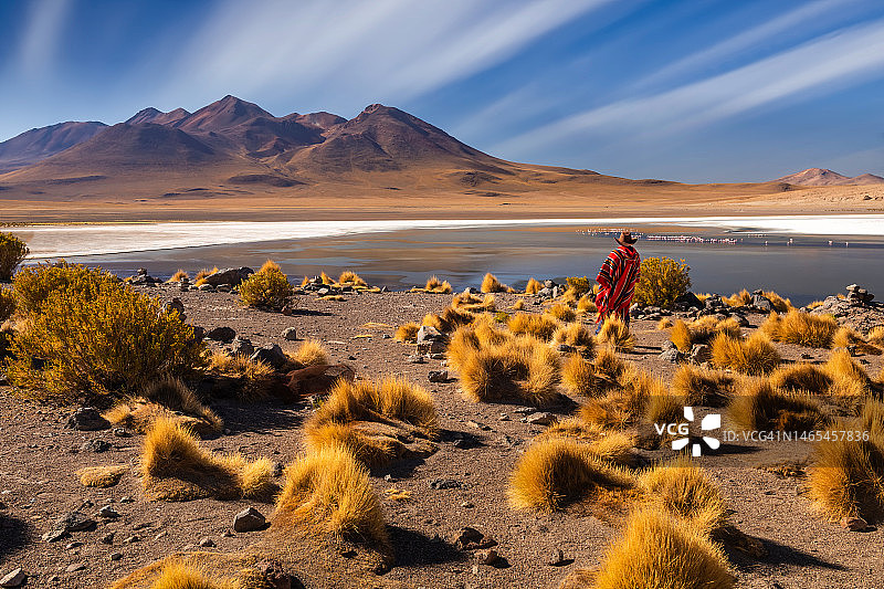 在玻利维亚高原穿雨披的旅行者图片素材