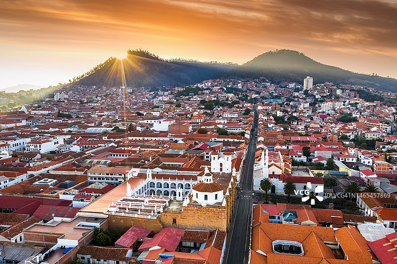 玻利维亚苏克雷殖民城市日落时分的古老街道鸟瞰图片素材