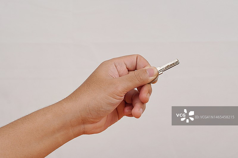 人手握着钥匙，白色背景图片素材