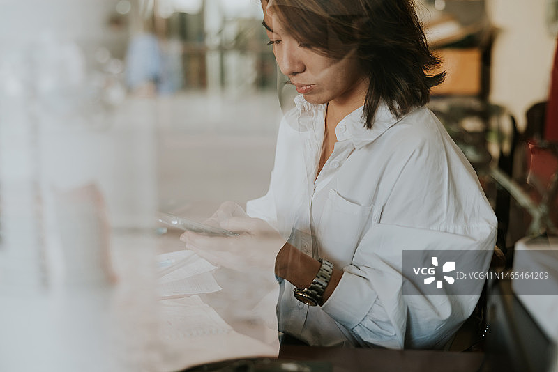 与客户通电话，小型家庭企业图片素材