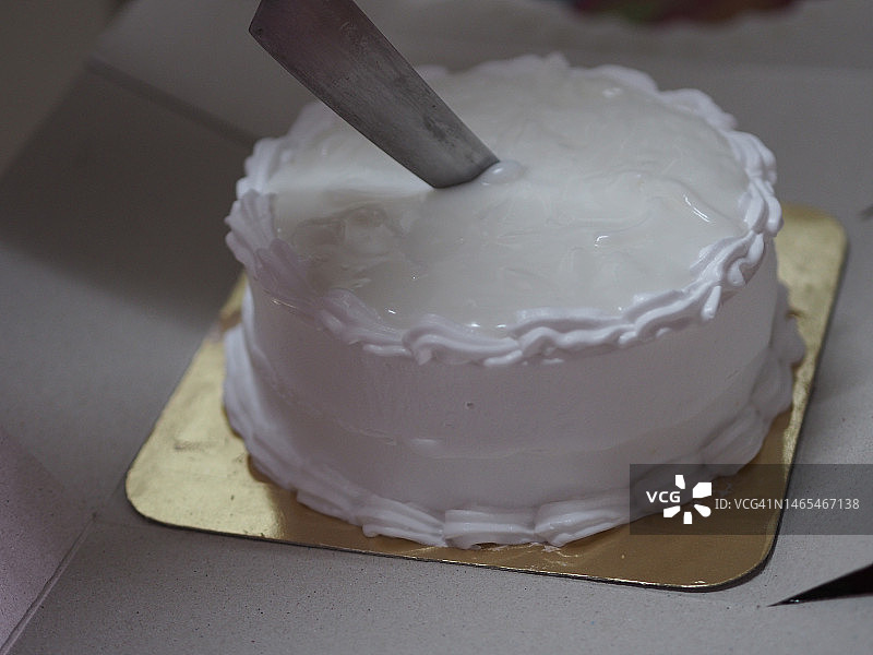 手持刀切椰子蛋糕图片素材
