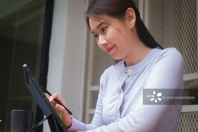 在路上的亚洲女性图片素材