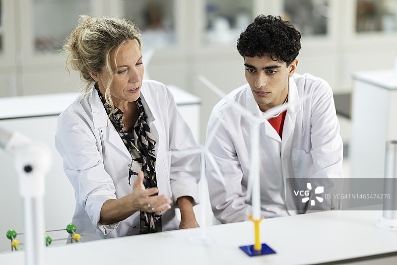 老师在学校实验室指导学生图片素材
