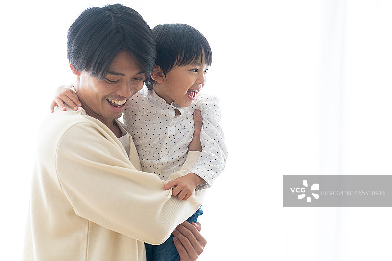 父亲抱着孩子的肖像图片素材