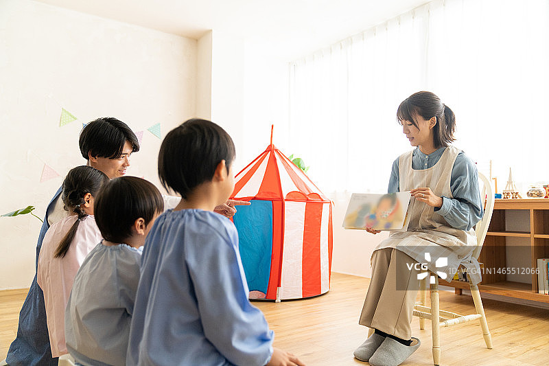 幼儿园老师正在给幼儿园小朋友读书图片素材