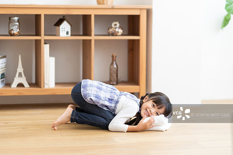 女孩用毛巾擦脸颊图片素材