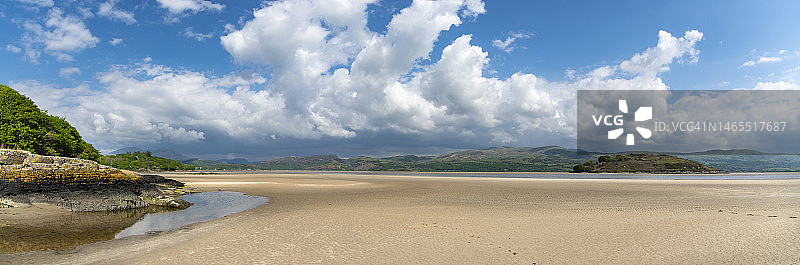 北威尔士哈莱克和彭林德拉伊思之间的德威里德河口图片素材