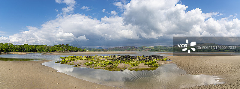 北威尔士哈莱克和彭林德拉伊思之间的德威里德河口图片素材