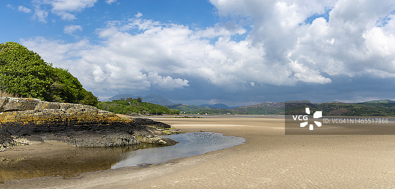 北威尔士哈莱克和彭林德拉伊思之间的德威里德河口图片素材