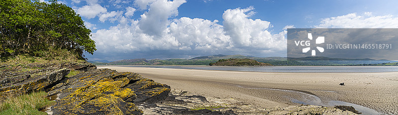 北威尔士哈莱克和彭林德拉伊思之间的德威里德河口图片素材