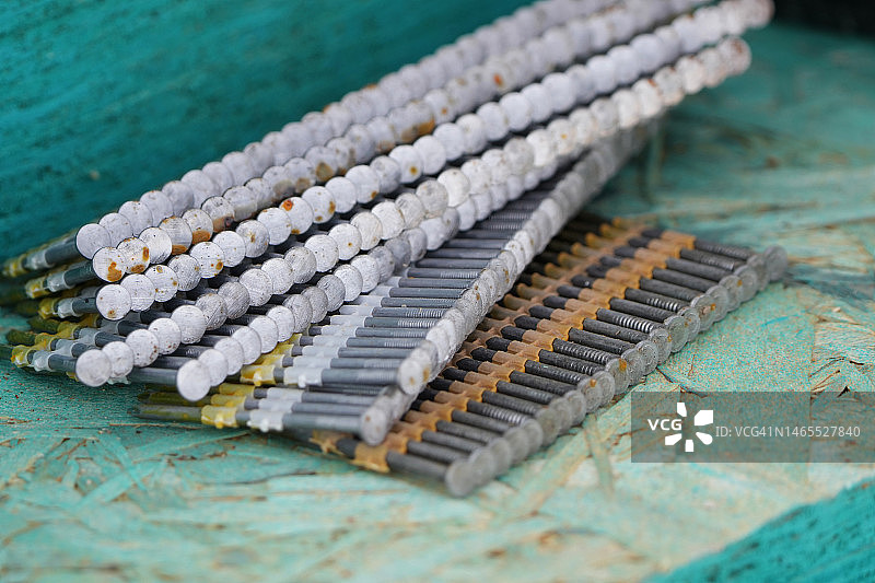 木板上的钉子图片素材