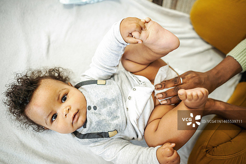 黑人母亲为男婴换尿布图片素材