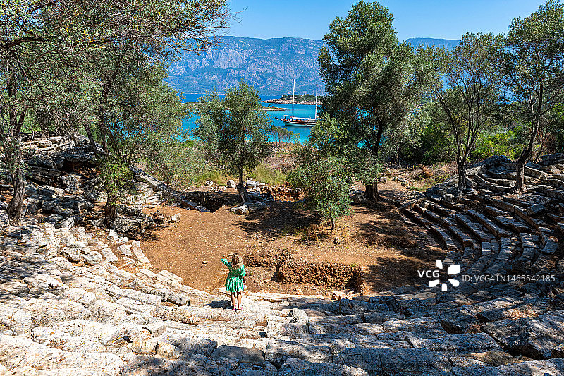 在马尔马里斯塞迪尔岛古剧院参观的女性游客图片素材