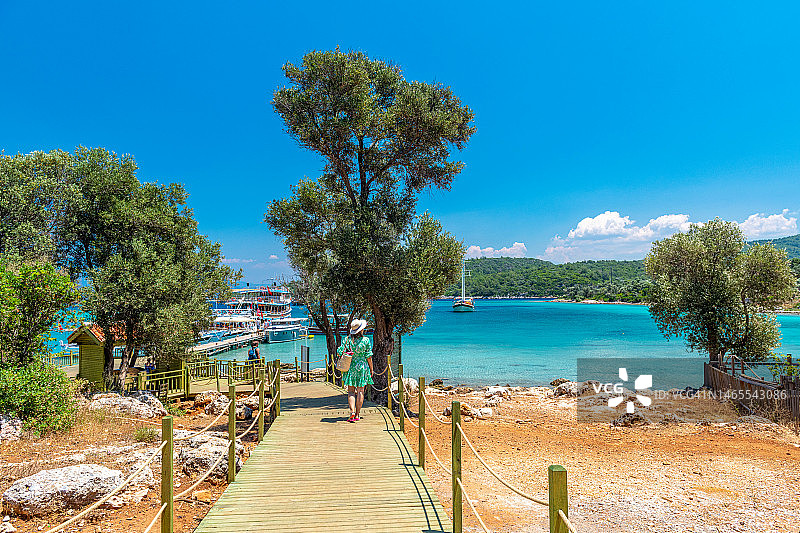 女游客在土耳其穆拉省马尔马里斯区的塞迪尔岛上图片素材