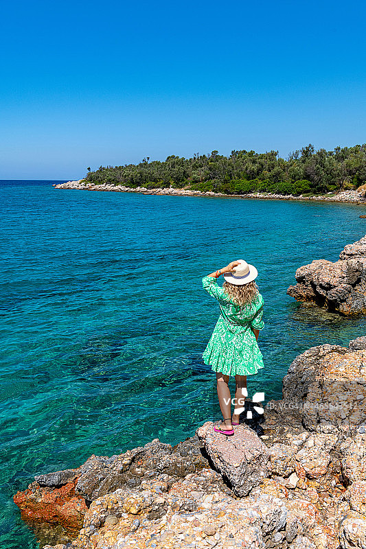 女游客在土耳其穆拉省马尔马里斯区的塞迪尔岛上图片素材