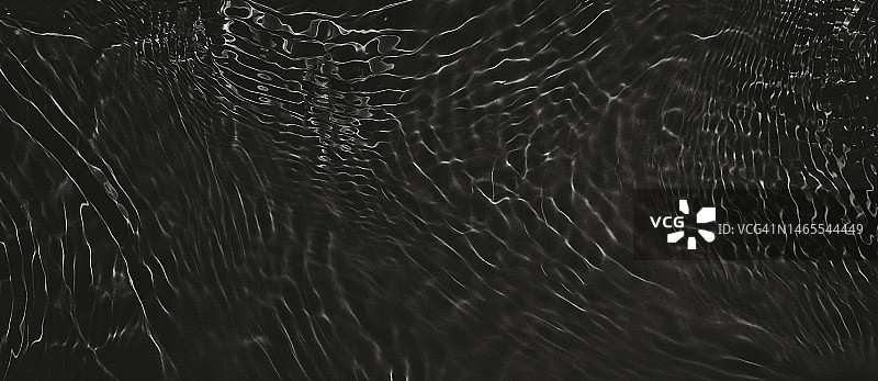 Banner背景，黑色透明清水水面纹理，阳光下的波纹和飞溅图片素材