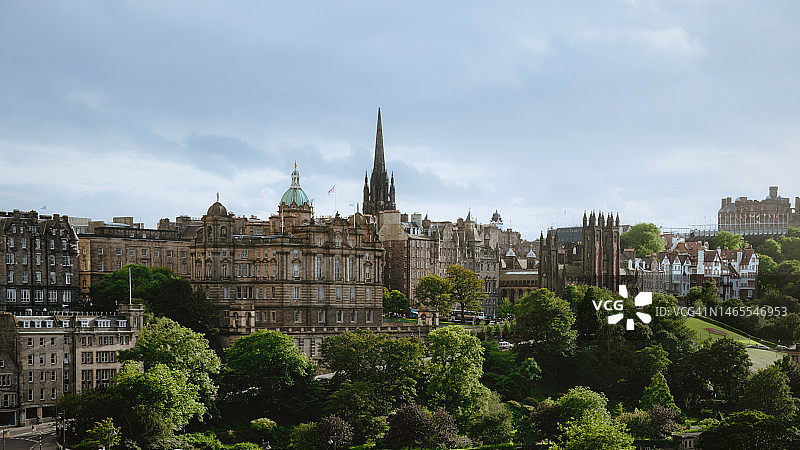 苏格兰爱丁堡晴朗的一天中的爱丁堡老城区景观图片素材
