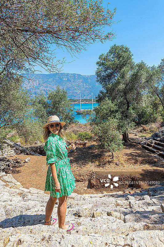 在马尔马里斯塞迪尔岛古剧院参观的女性游客图片素材