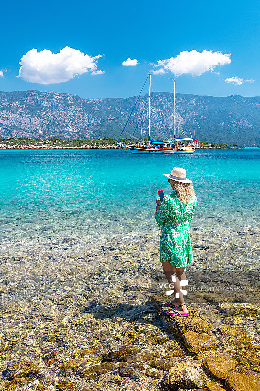 女游客在土耳其穆拉省马尔马里斯区的塞迪尔岛上图片素材
