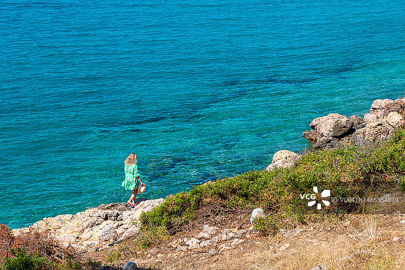 女游客在土耳其穆拉省马尔马里斯区的塞迪尔岛上图片素材