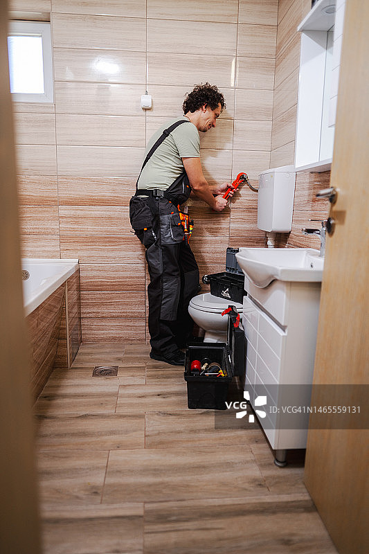 水管工人在浴室修理水管问题图片素材