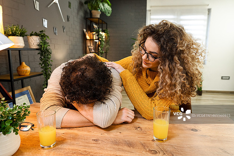 妻子安慰沮丧的丈夫图片素材