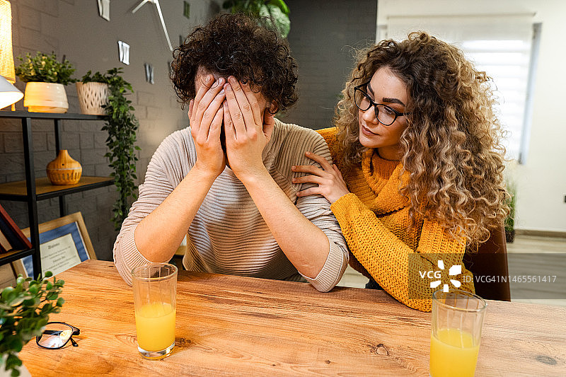 妻子安慰沮丧的丈夫图片素材