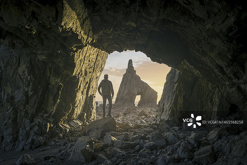 在西班牙阿斯图里亚斯洞穴入口的探险者图片素材