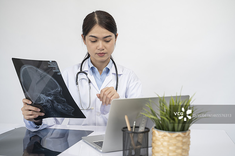 女医生在实验室查看X光片图片素材
