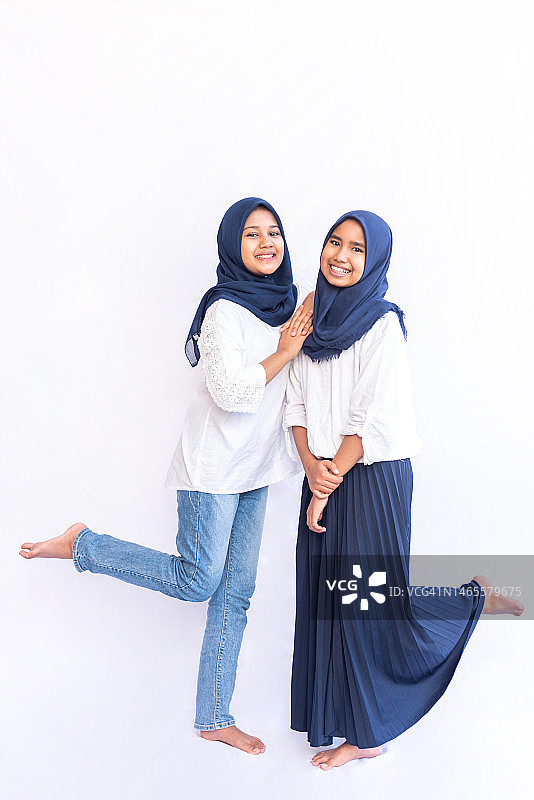 两个女孩的全身照图片素材