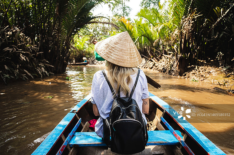 在越南湄公河三角洲乘船的女游客图片素材