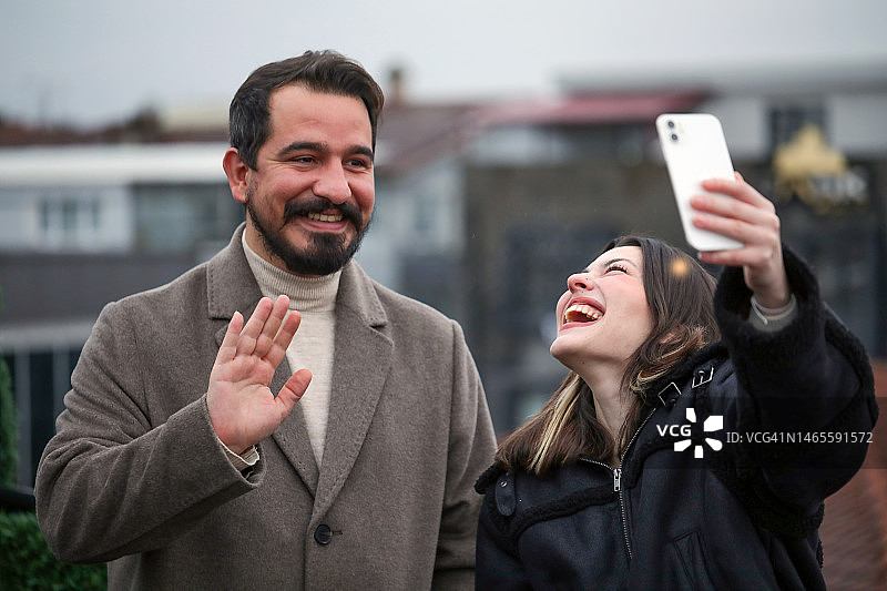 友谊，电话会议和视频通话，享受乐趣，保持微笑图片素材