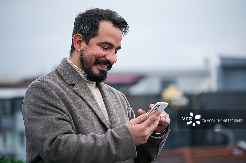 使用手机的商人，触摸技术，社交媒体使用图片素材