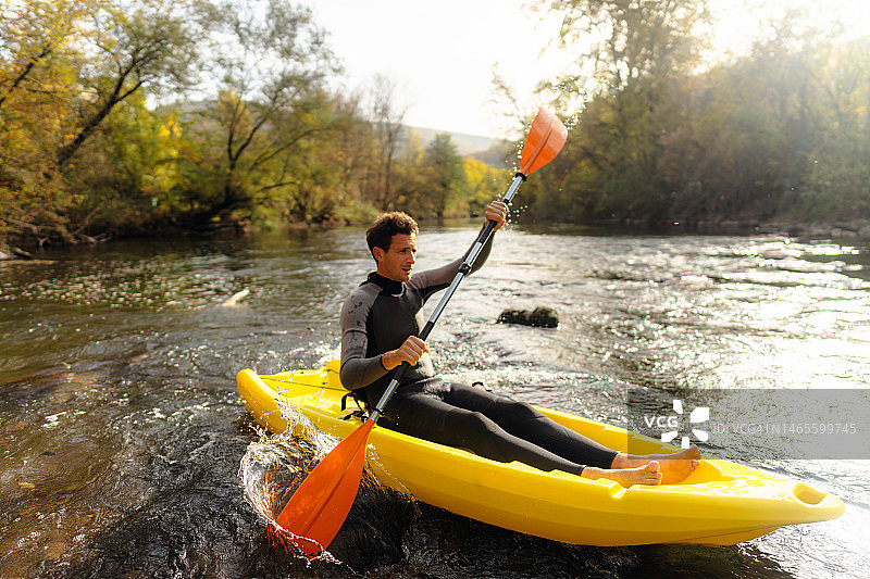 河上皮划艇运动图片素材