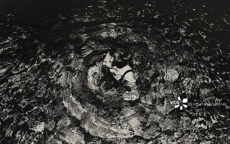 在游泳池里图片素材