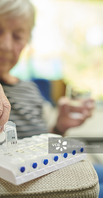 年长女性的药盒图片素材