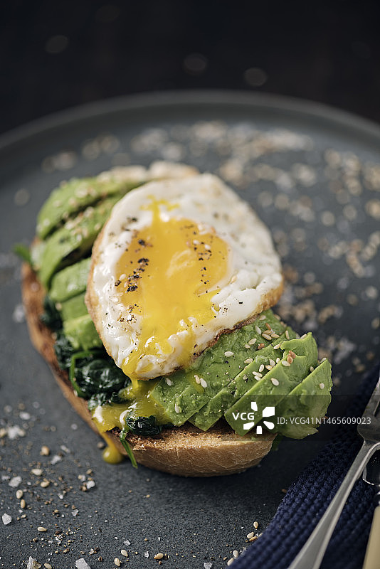 配煎蛋的牛油果吐司图片素材