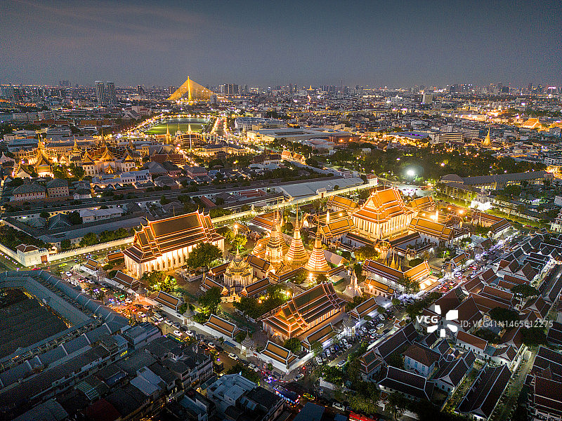 泰国曼谷夕阳下的宏伟皇宫和玉佛寺图片素材