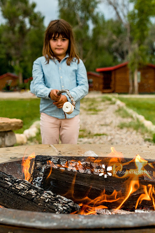 可爱的小朋友在篝火旁烤棉花糖图片素材