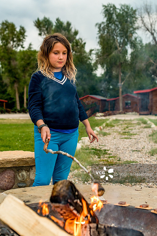 可爱的小朋友在篝火旁烤棉花糖图片素材
